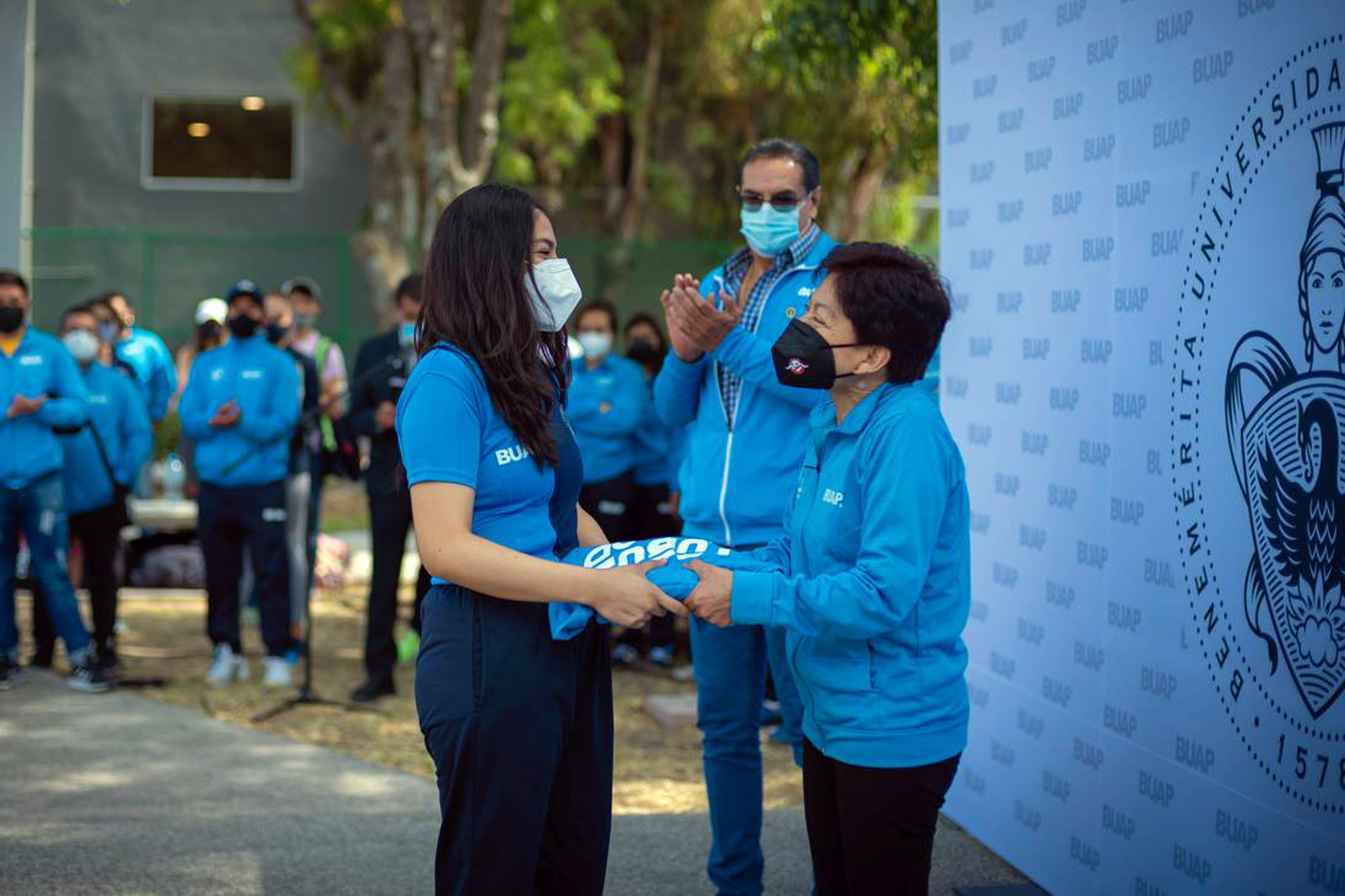 Entrega La Rectora Lilia Cedillo Uniformes Y Bandera Universitaria A La ...